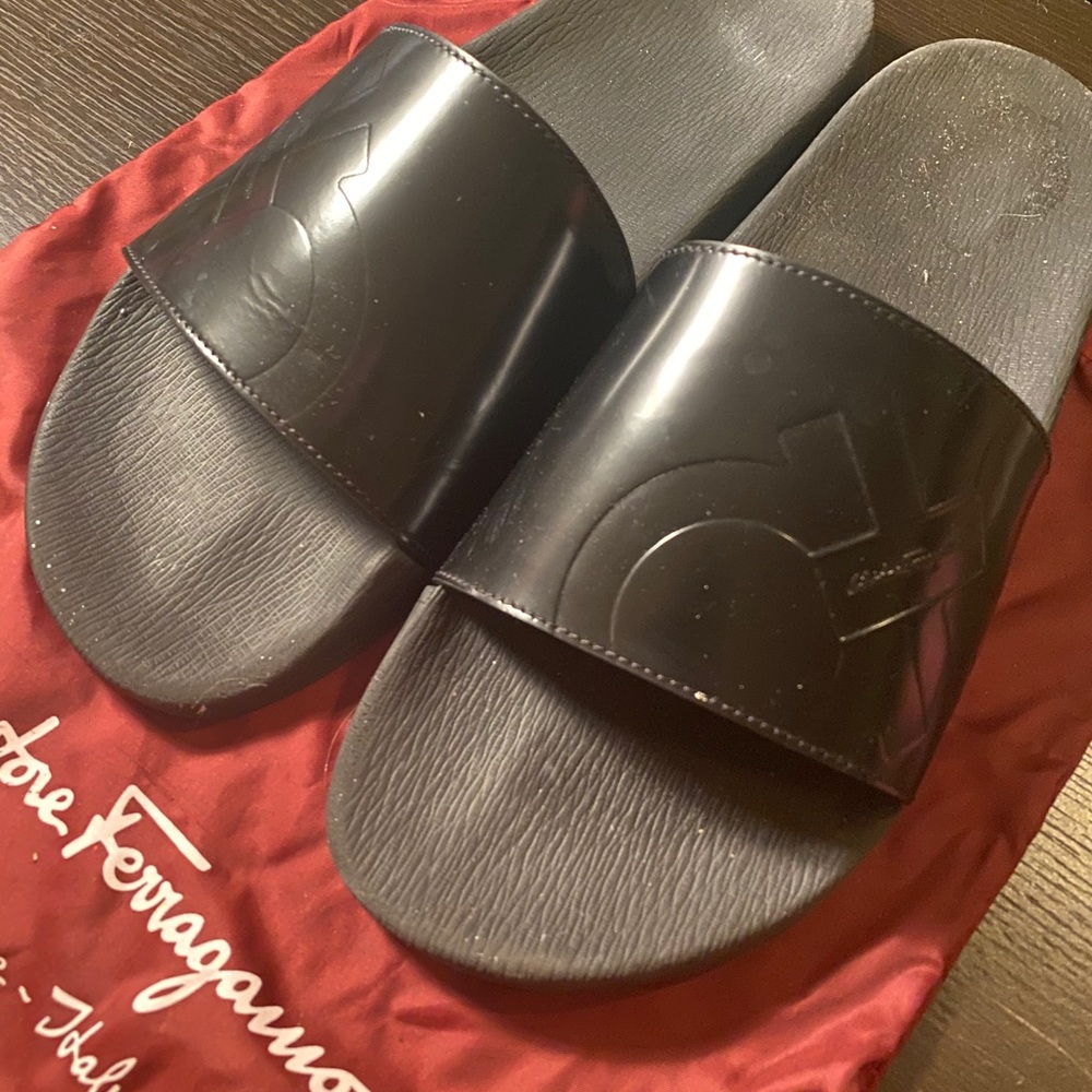 Salvatore Ferreagmo men’s slides like new black